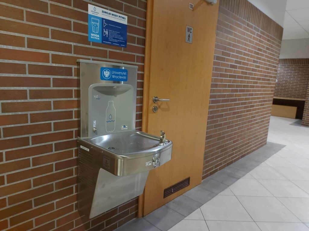 Dystrybutor wody pitnej umieszczony w budynku publicznym