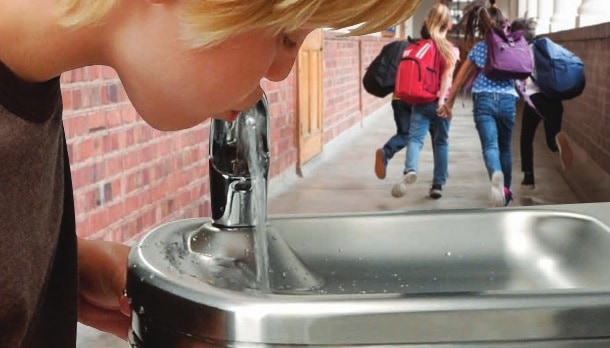 Dziecko pijące wodę kranową z fontanny wody pitnej