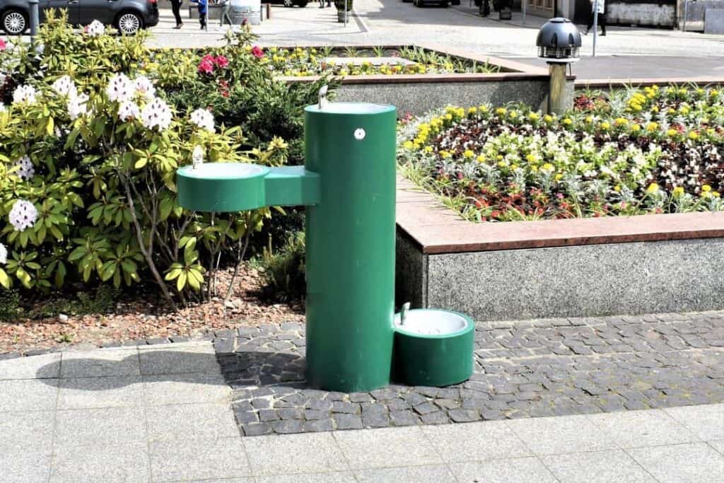 zewnętrzny zdrój wody pitnej umieszczony w przestrzeni publicznej