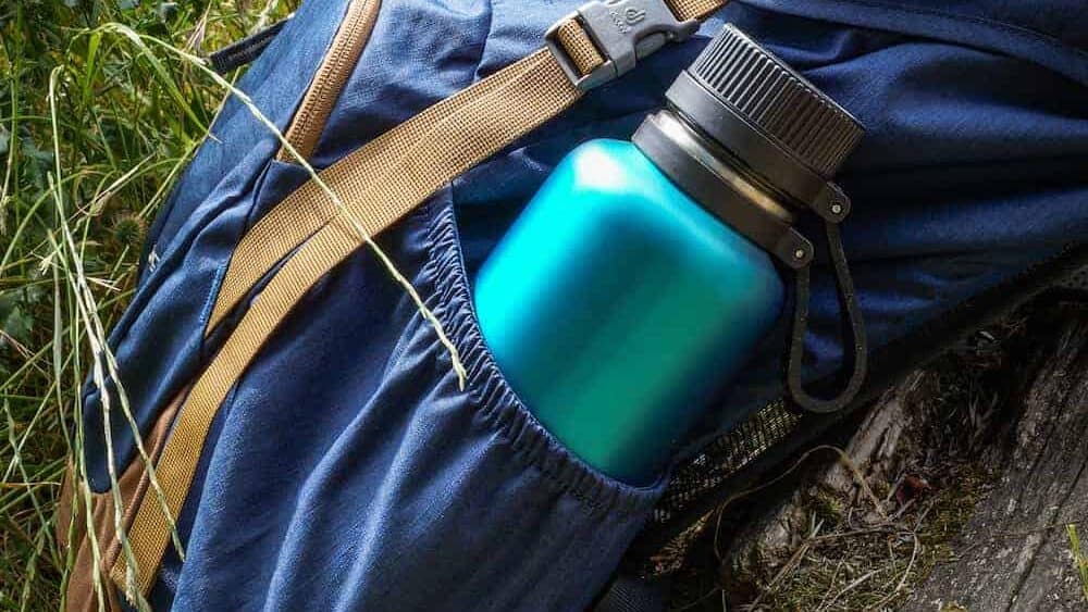 butelka na wodę wielokrotnego użytku w kieszeni plecaka 