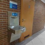 Dystrybutor wody pitnej umieszczony w budynku publicznym