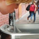 Dziecko pijące wodę kranową z fontanny wody pitnej