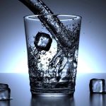 nalewanie wody z dystrybutora wody gazowanej do szklanki