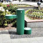 zewnętrzny zdrój wody pitnej umieszczony w przestrzeni publicznej
